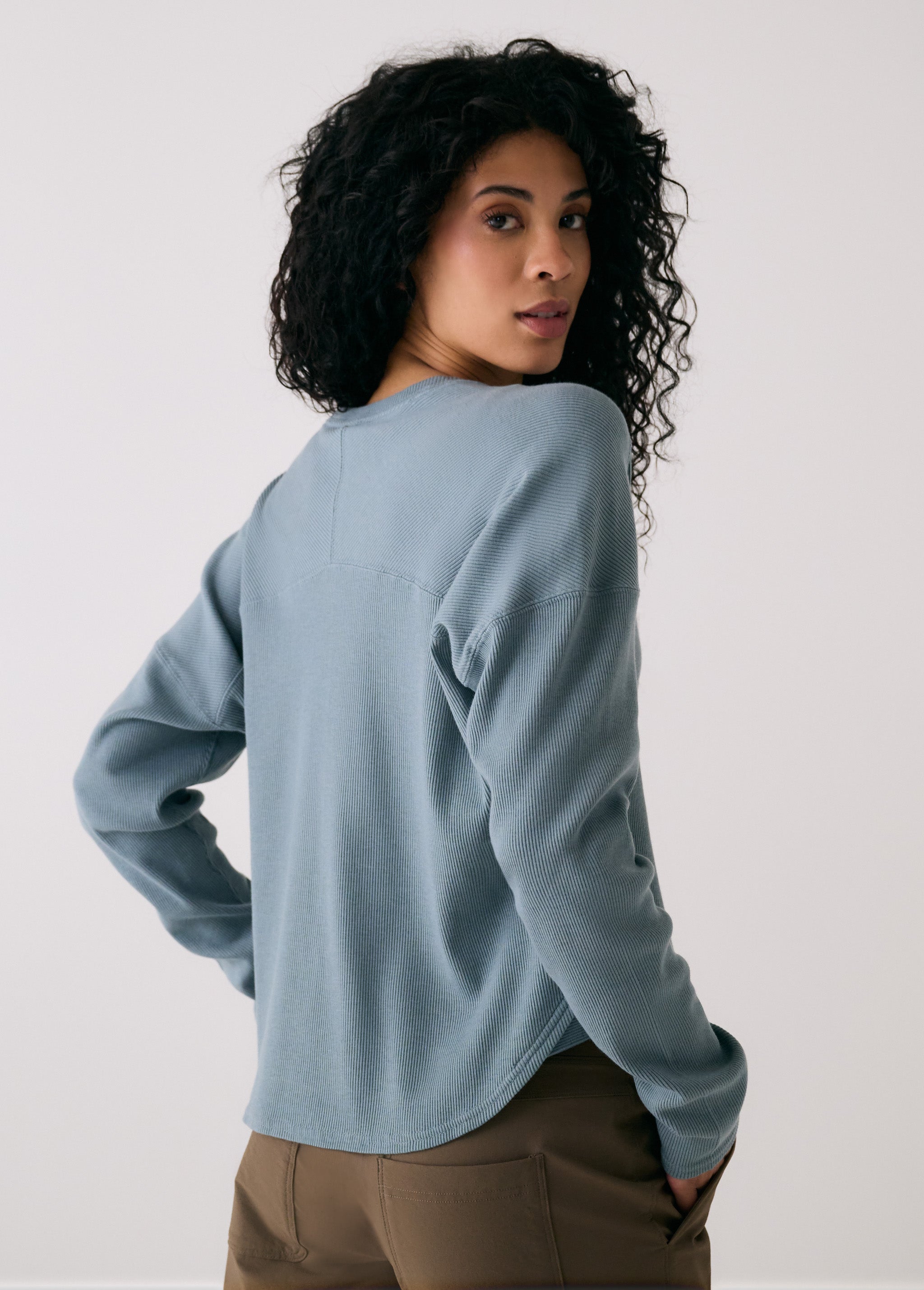 Lolë Classic Crew in Seagreen dusty blue