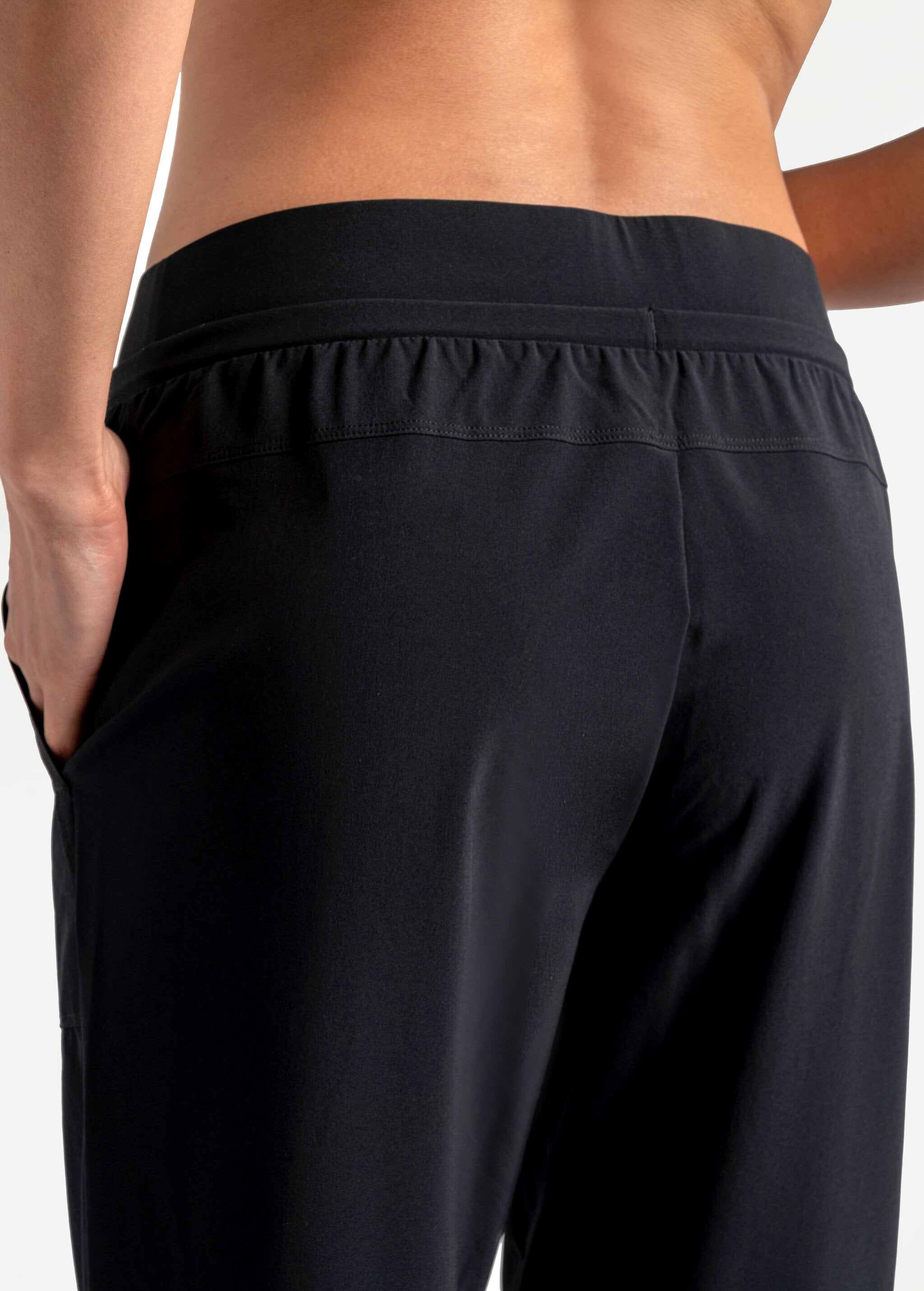 Lolë Olivie Joggers in black