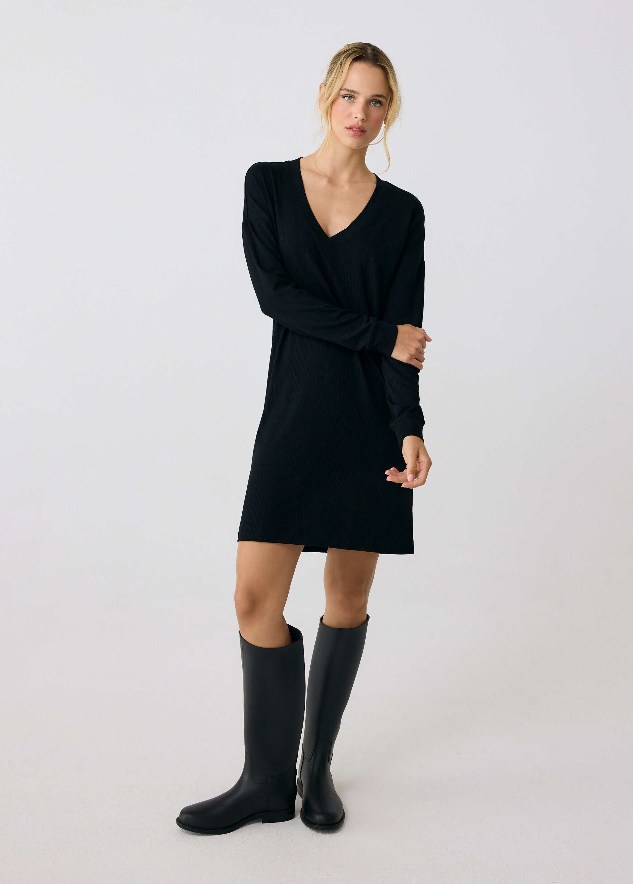 Lolë Traverse V-Neck Dress in black — this fully styled v-neck dress is your go-to when dressing up