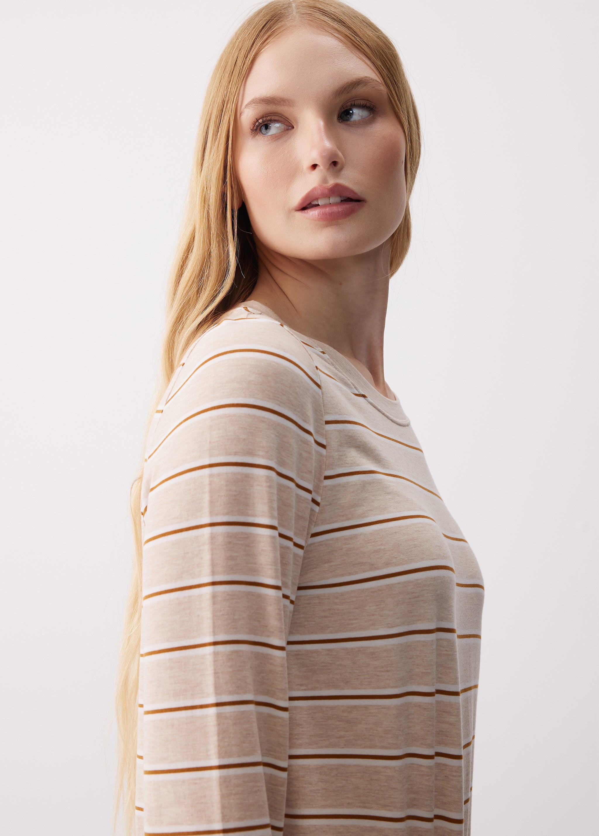 Lolë Dynamic Long Sleeves in beige stripe