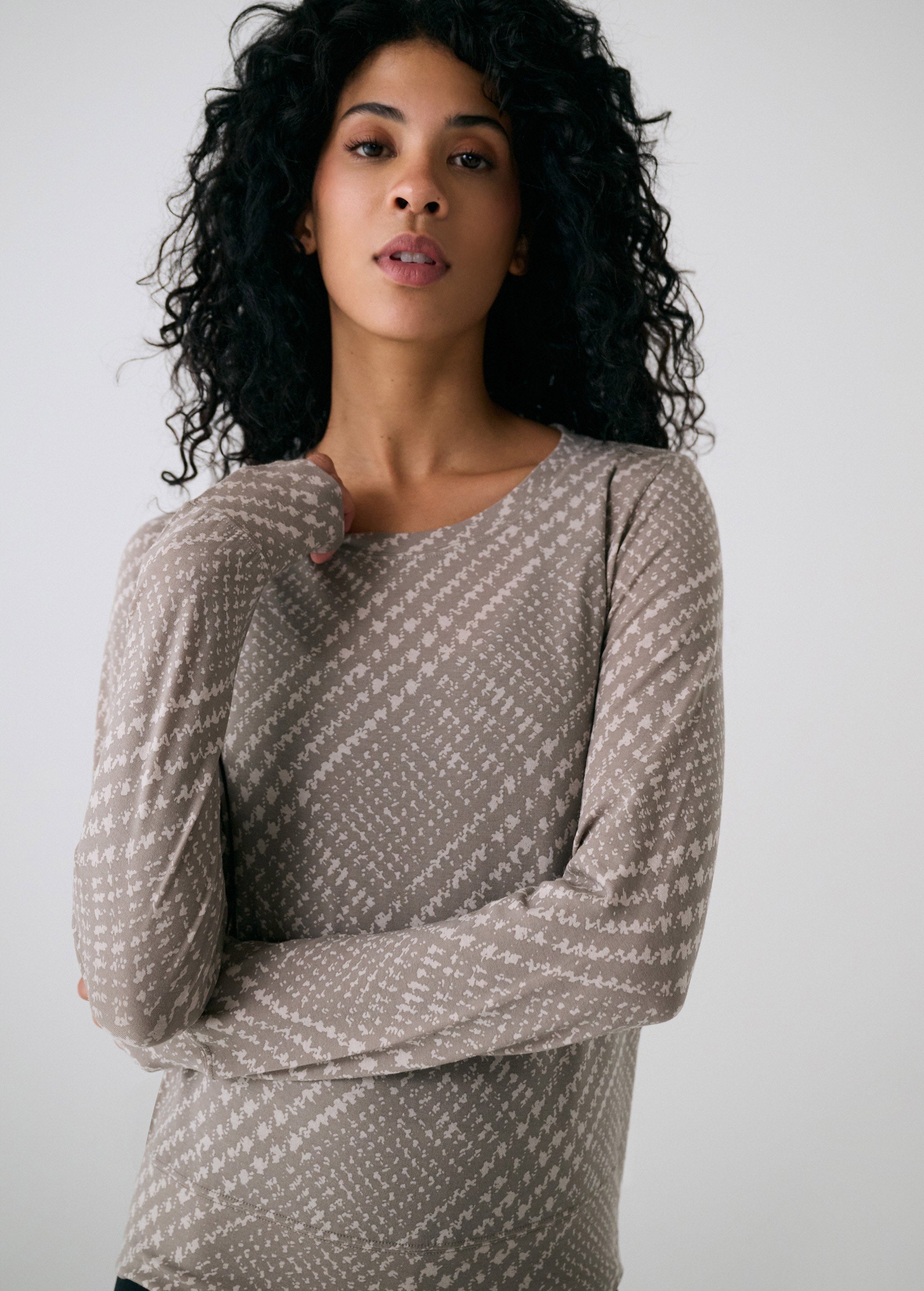 Lolë Dynamic Long Sleeves in beige plaid