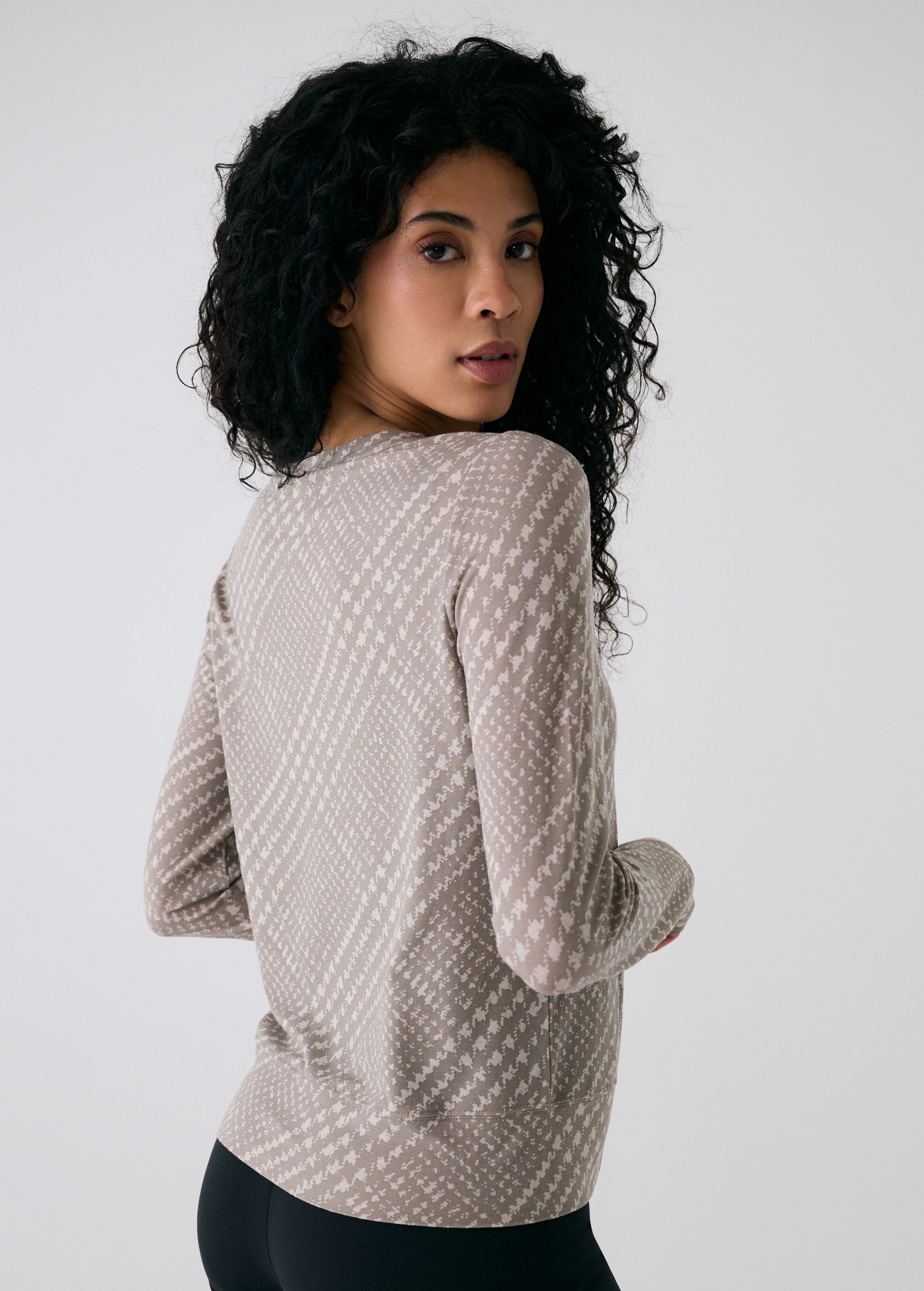 Lolë Dynamic Long Sleeves in beige plaid