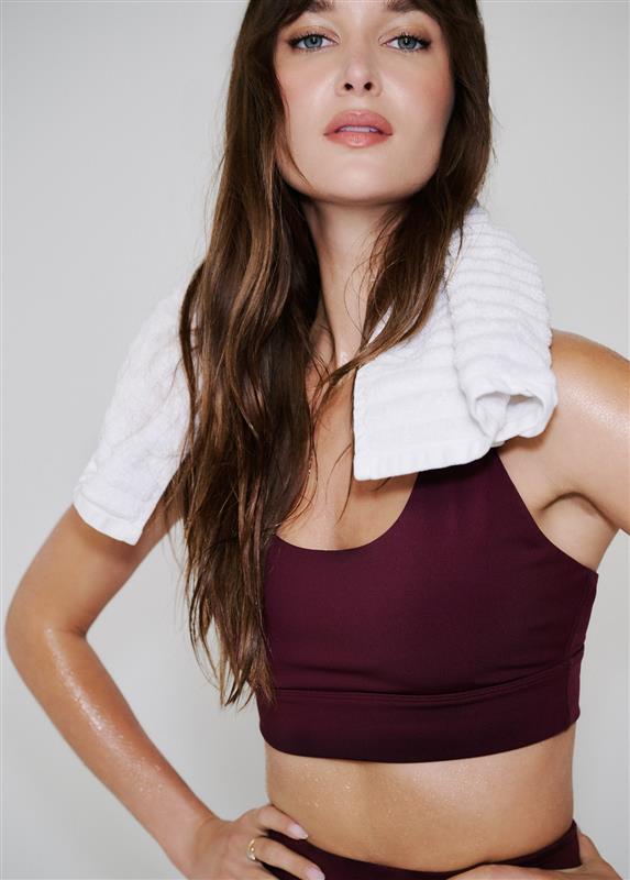 Lolë Action Bra in burgundy