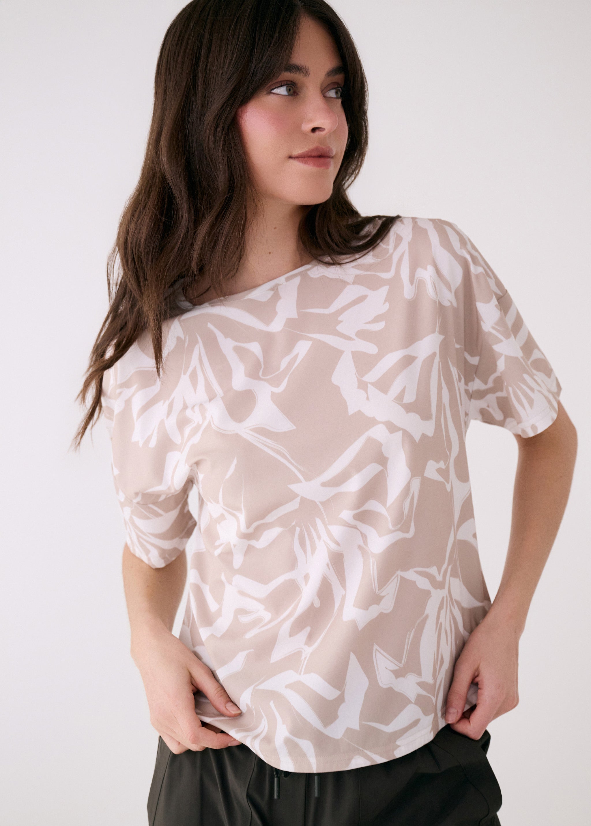 Lolë Olivie Short Sleeve in beige floral print