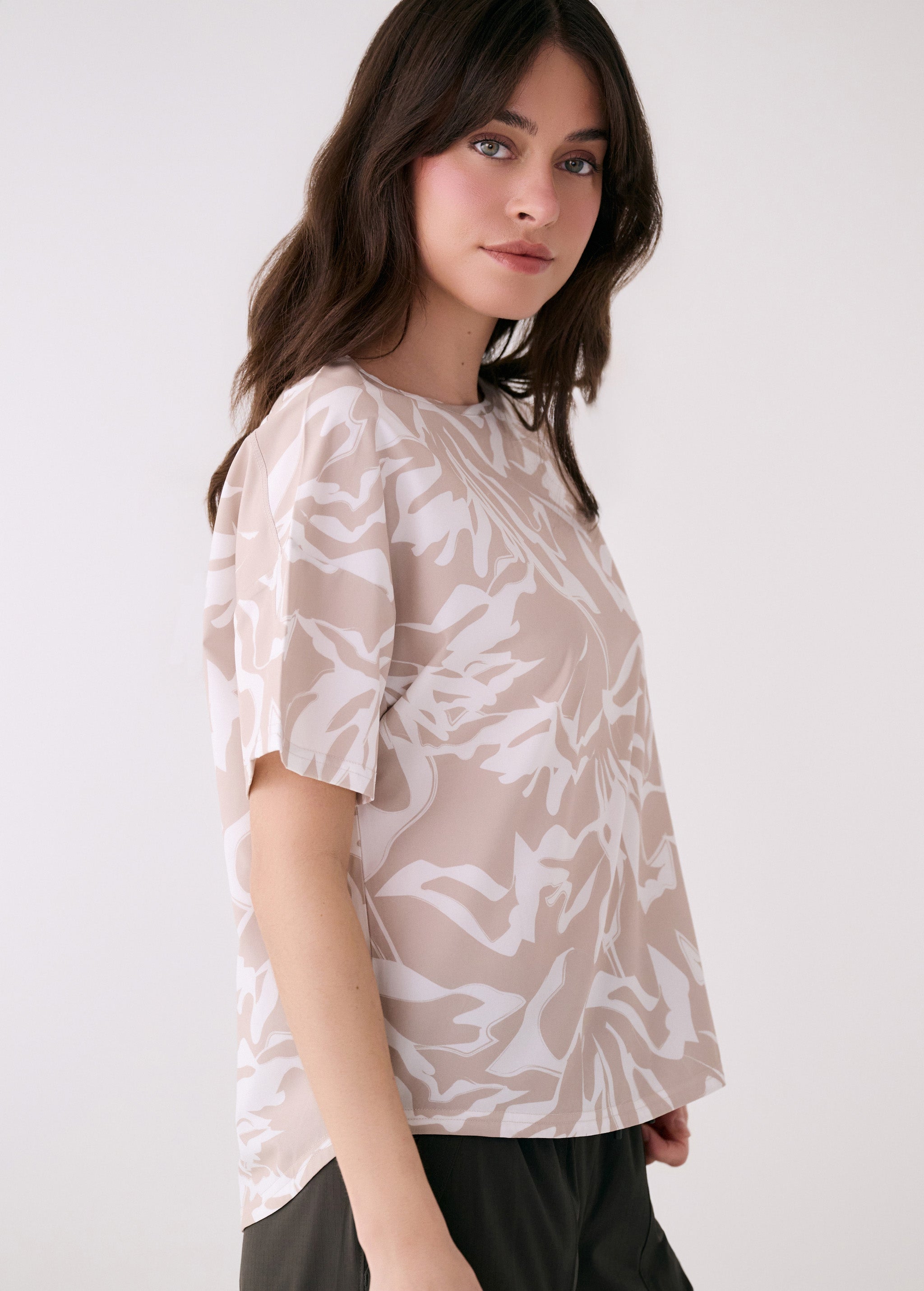Lolë Olivie Short Sleeve in beige floral print