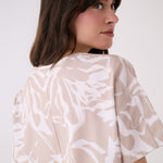 Lolë Olivie Short Sleeve in beige floral print