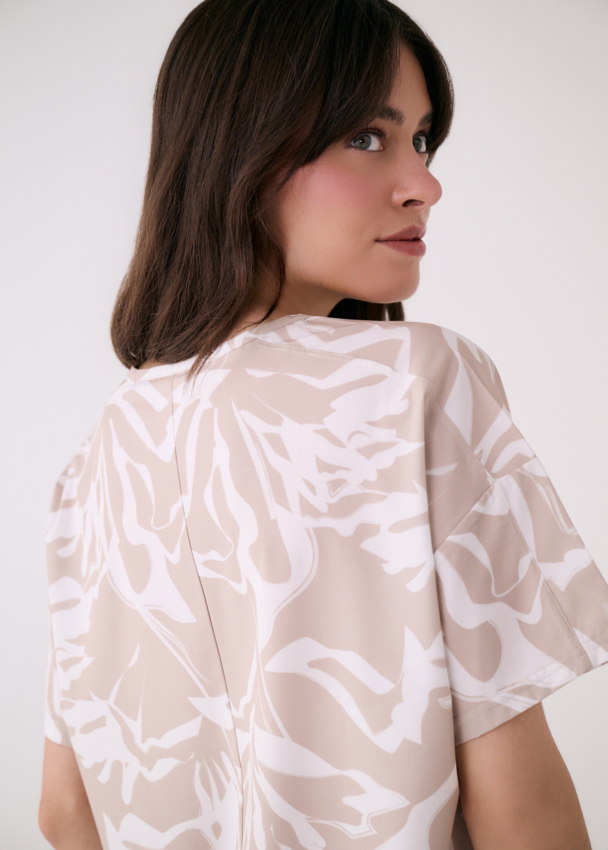 Lolë Olivie Short Sleeve in beige floral print