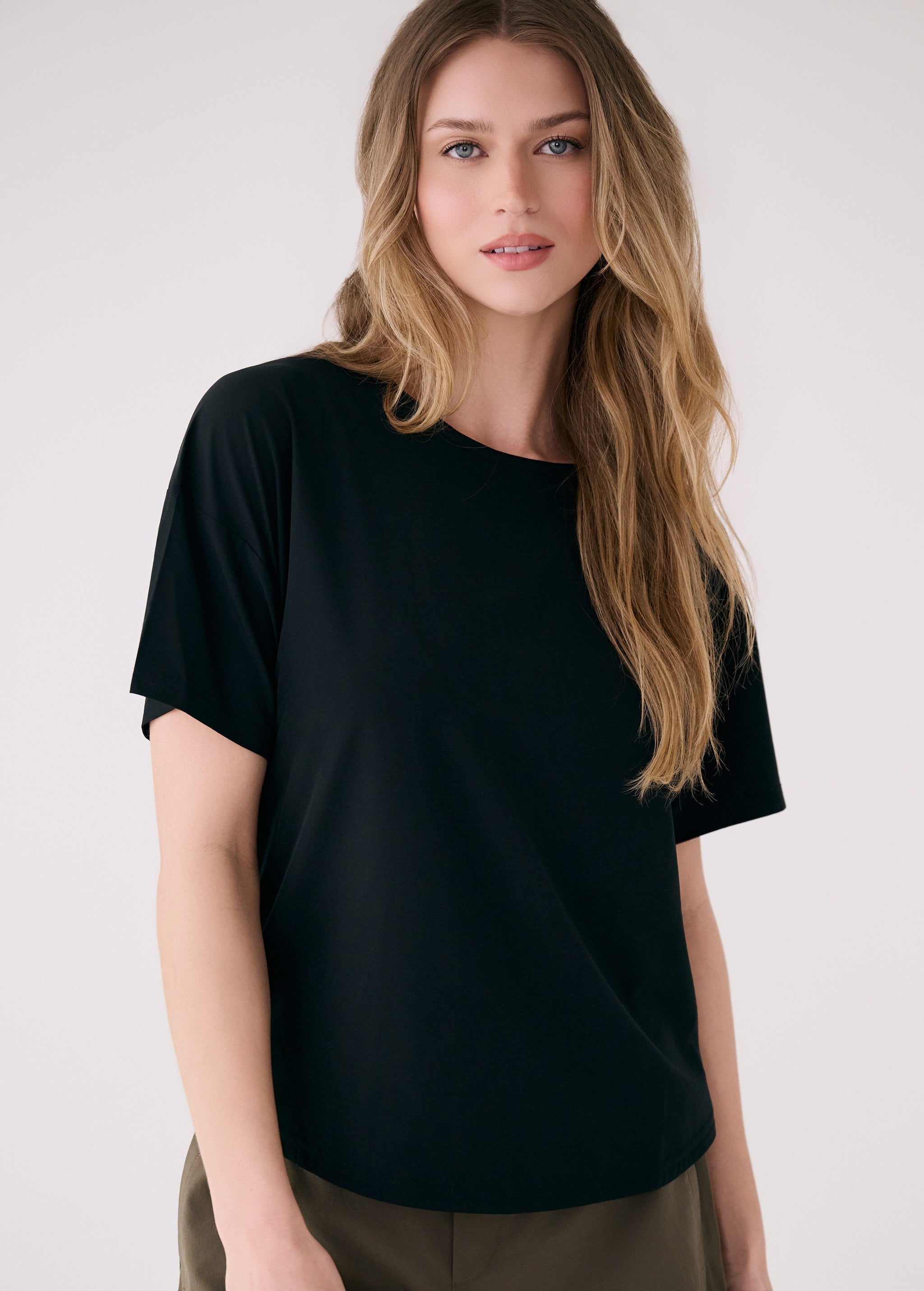 Lolë Olivie Short Sleeve in black