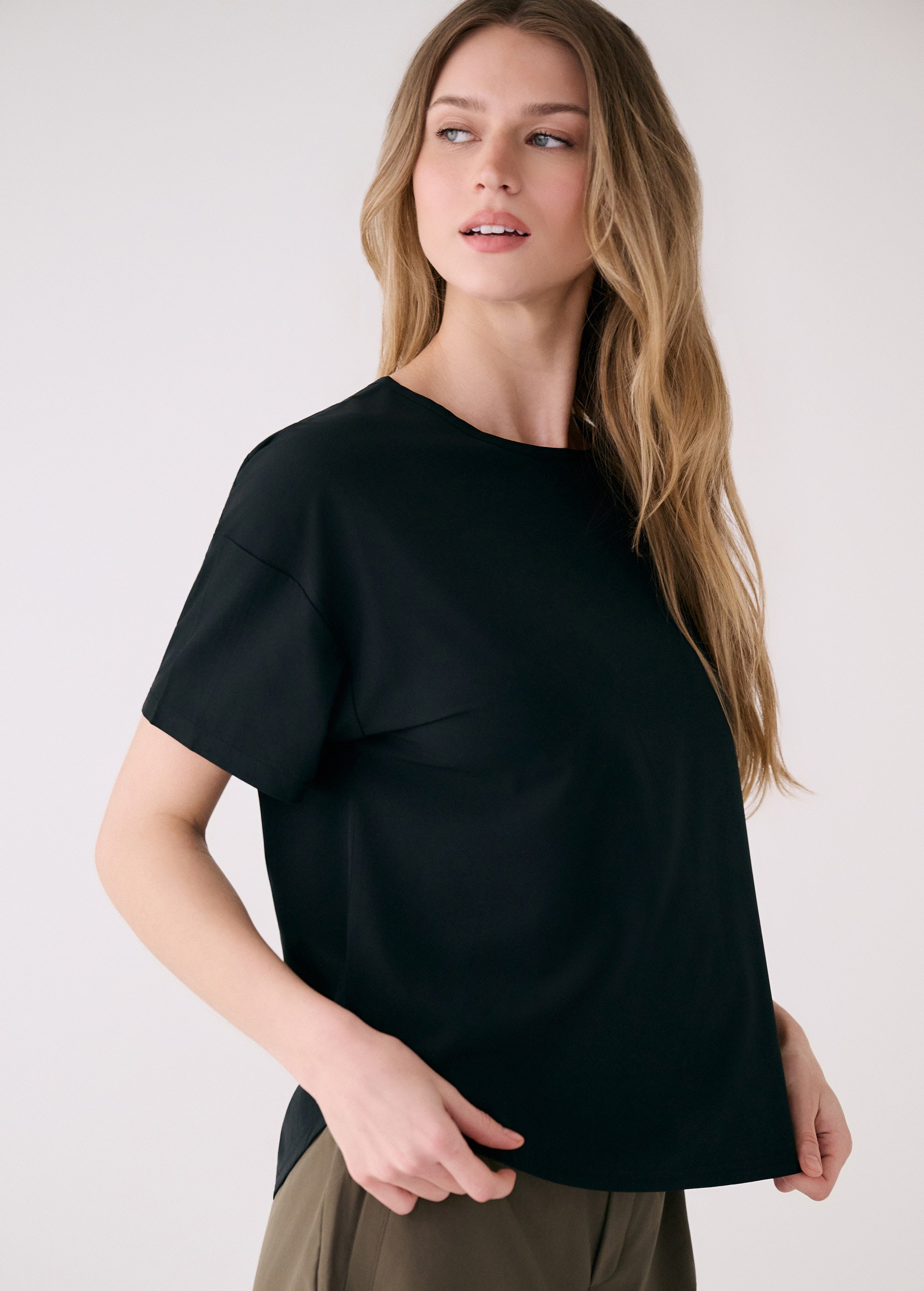 Lolë Olivie Short Sleeve in black