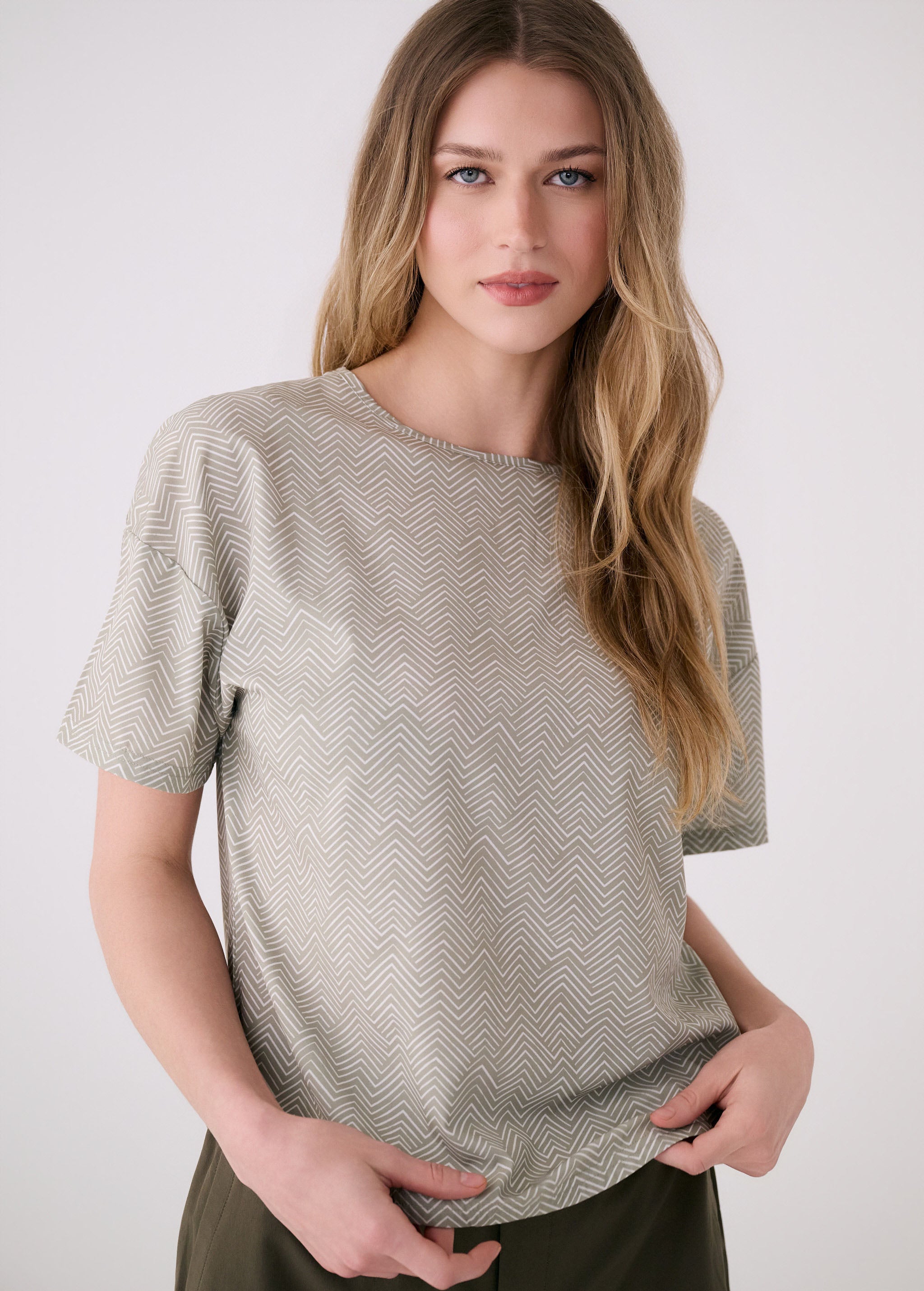 Lolë Olivie Short Sleeve in sage green print
