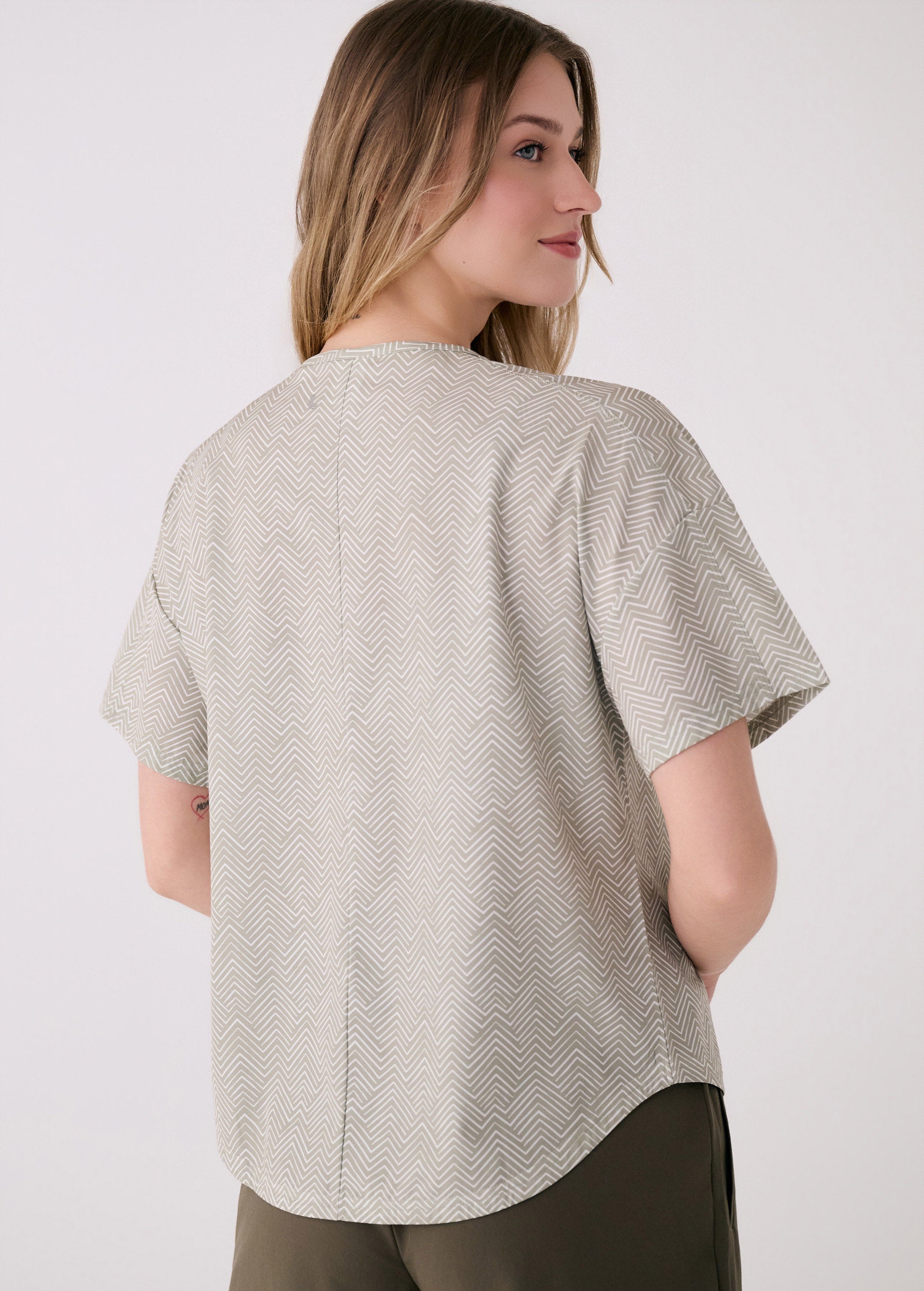 Lolë Olivie Short Sleeve in sage green print