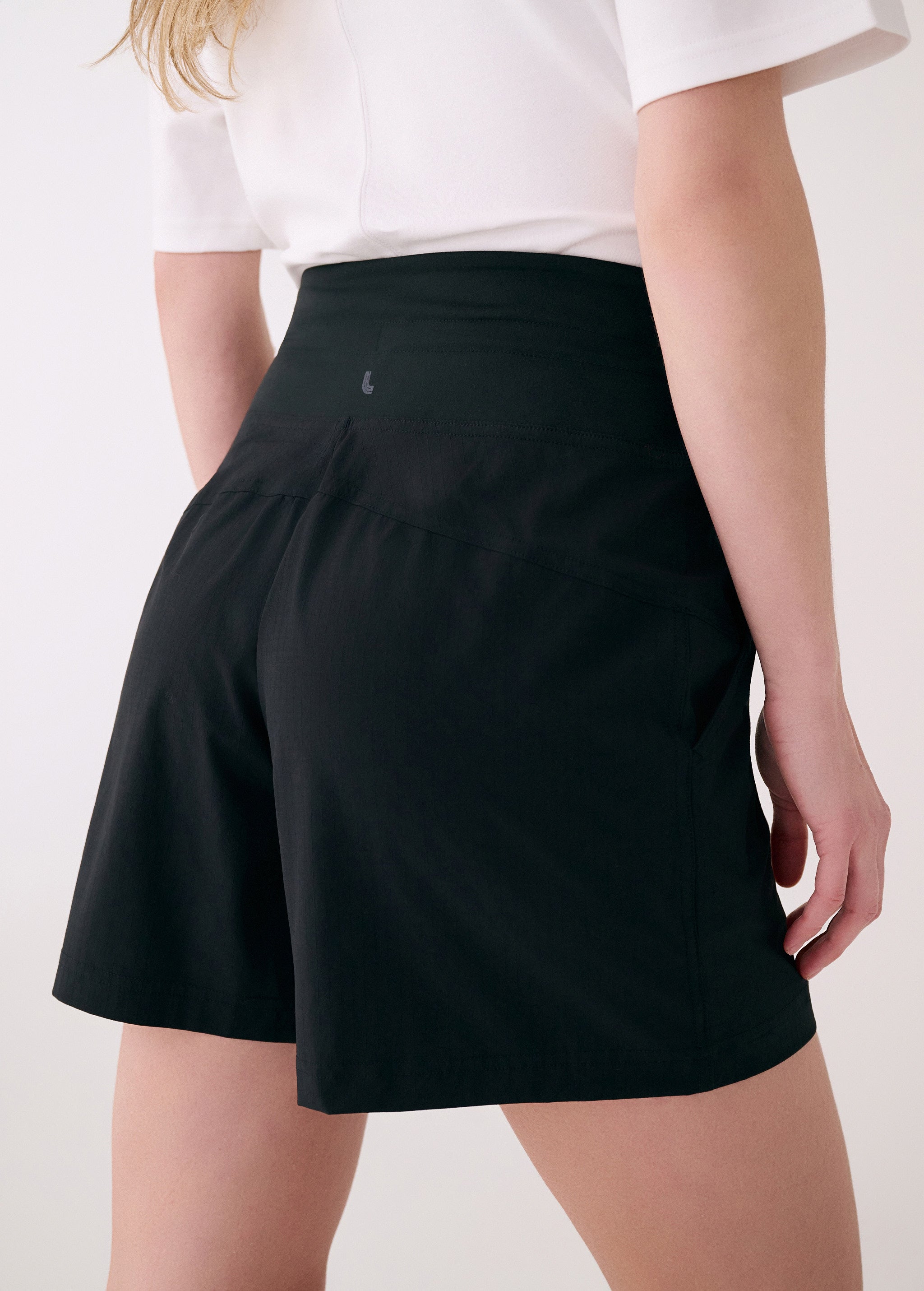 Lolë Sofia Shorts in black