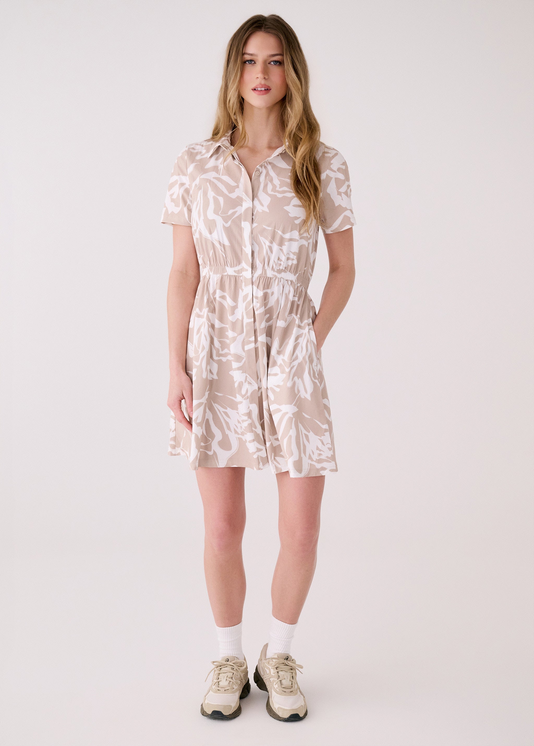 Lolë Sofia Dress Short Sleeves in beige floral print
