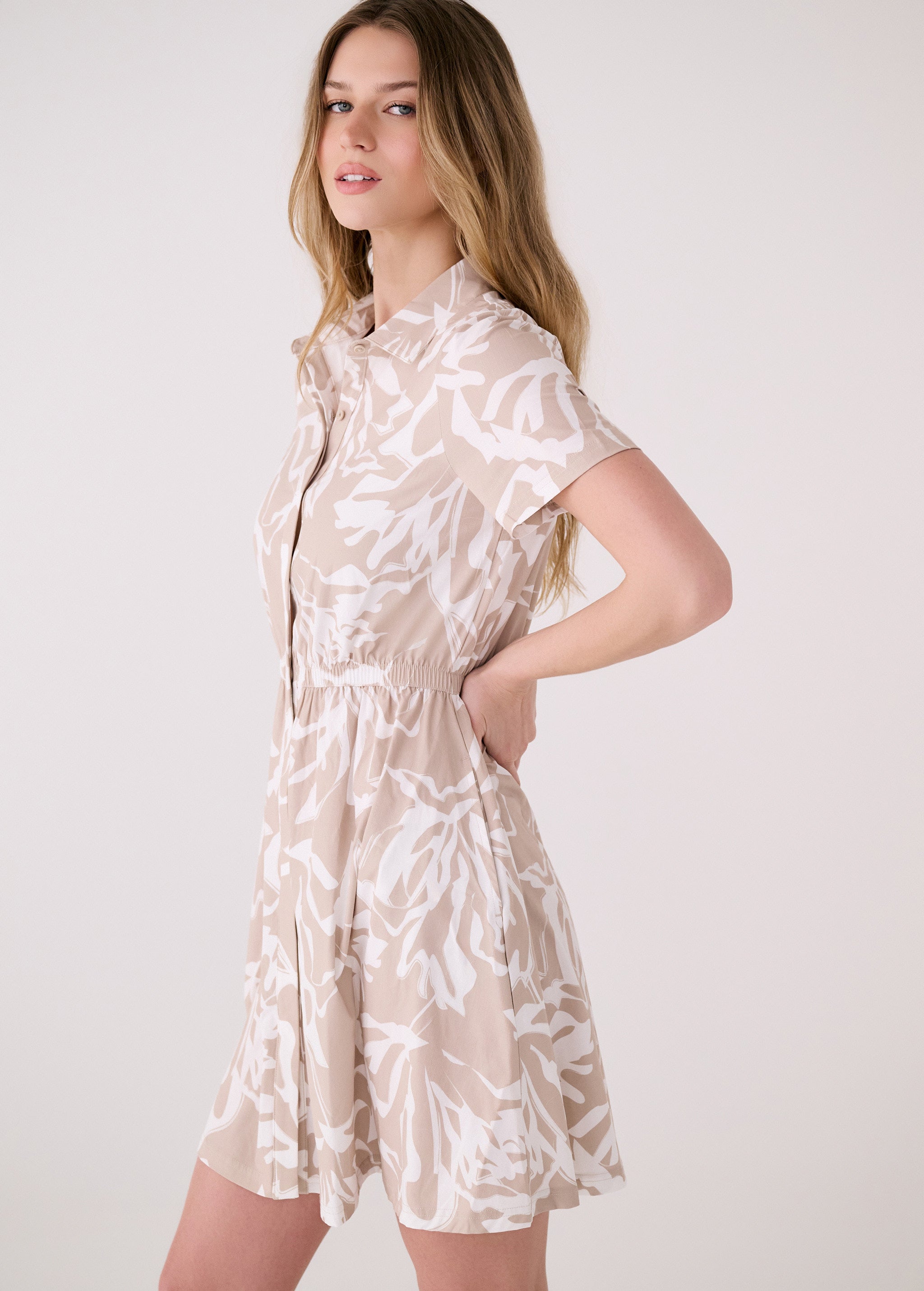 Lolë Sofia Dress Short Sleeves in beige floral print