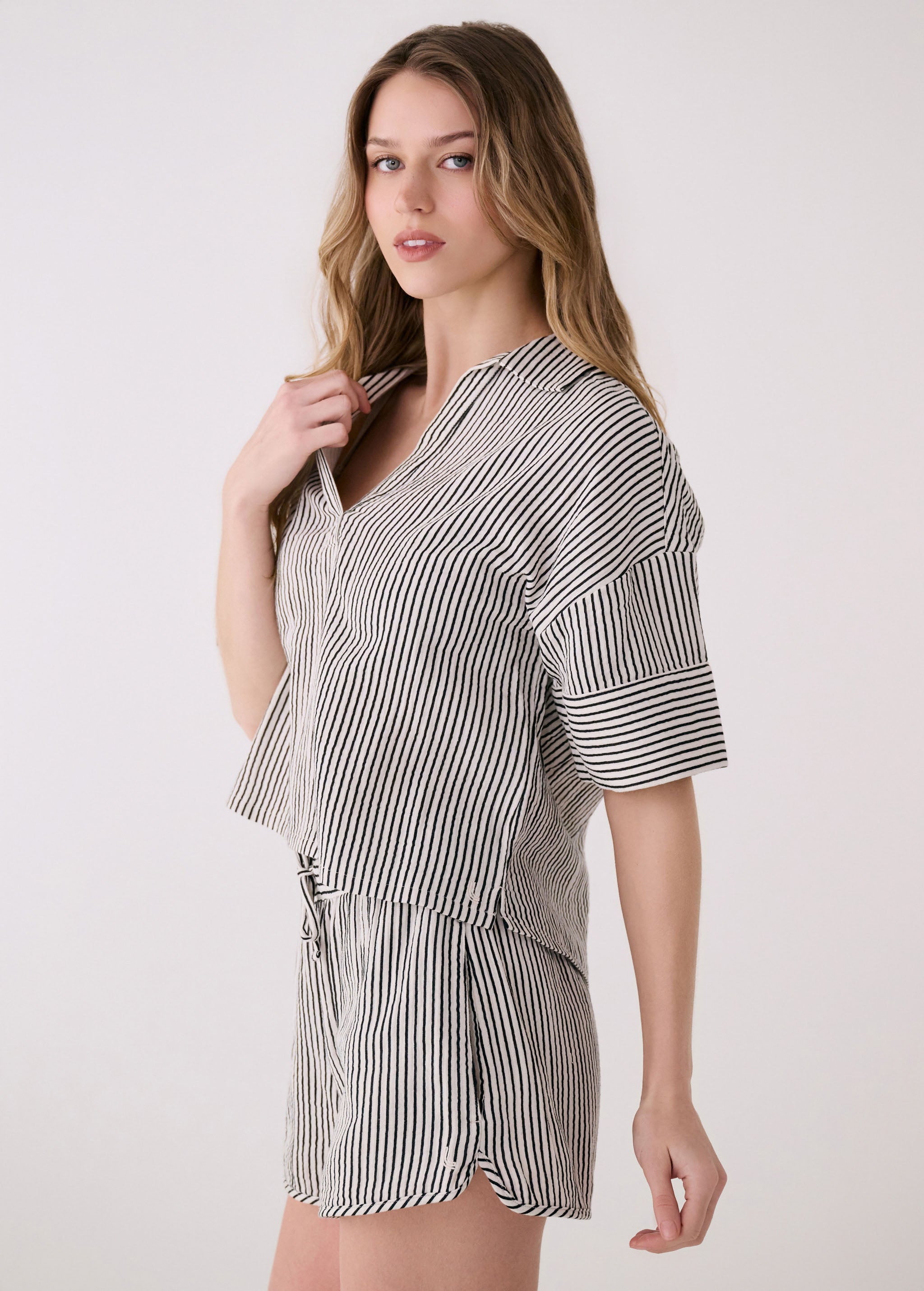 Lolë Bella Short Sleeve in black stripe
