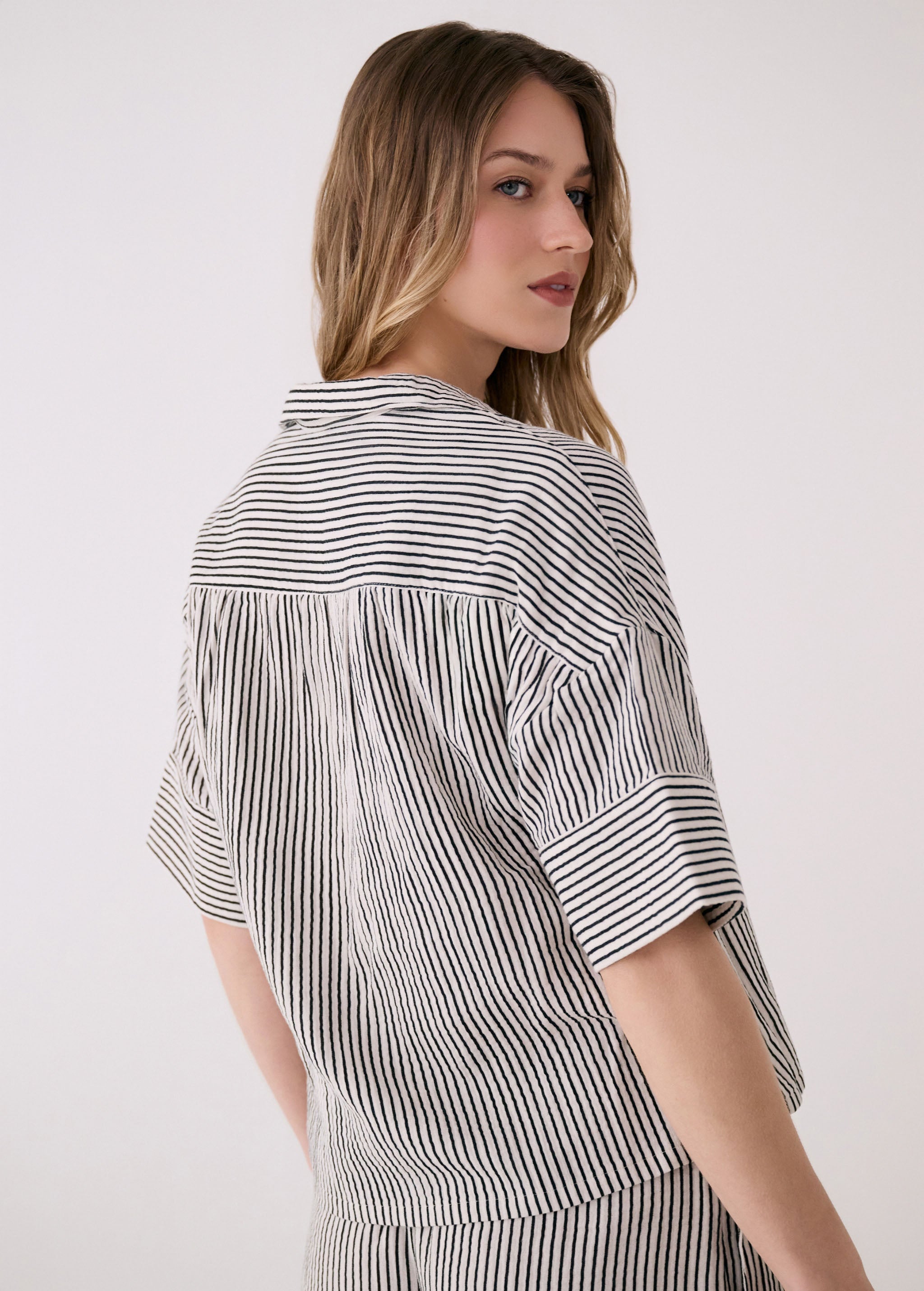 Lolë Bella Short Sleeve in black stripe