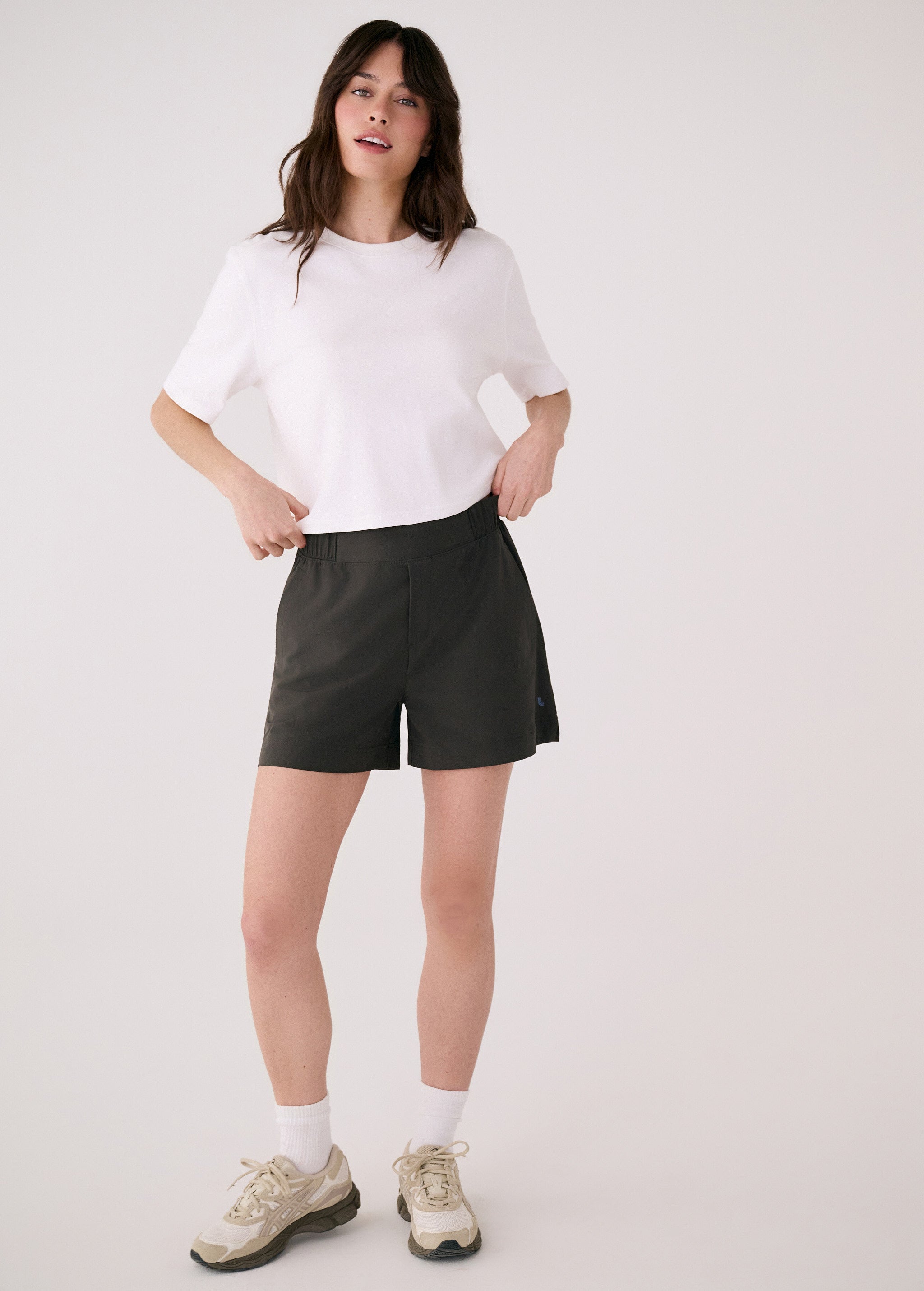 Lolë Olivie Shorts in olive