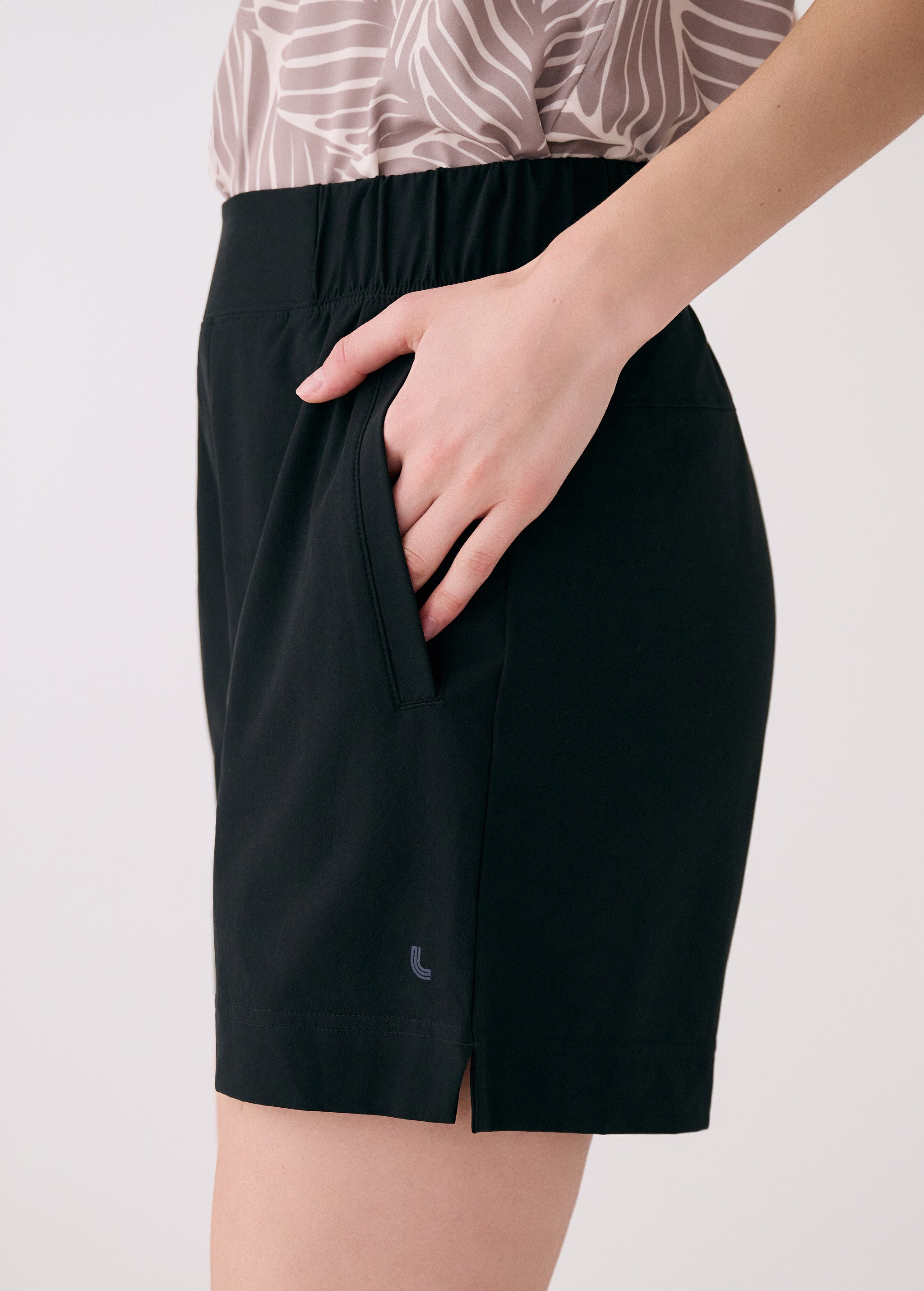 Lolë Olivie Shorts in black