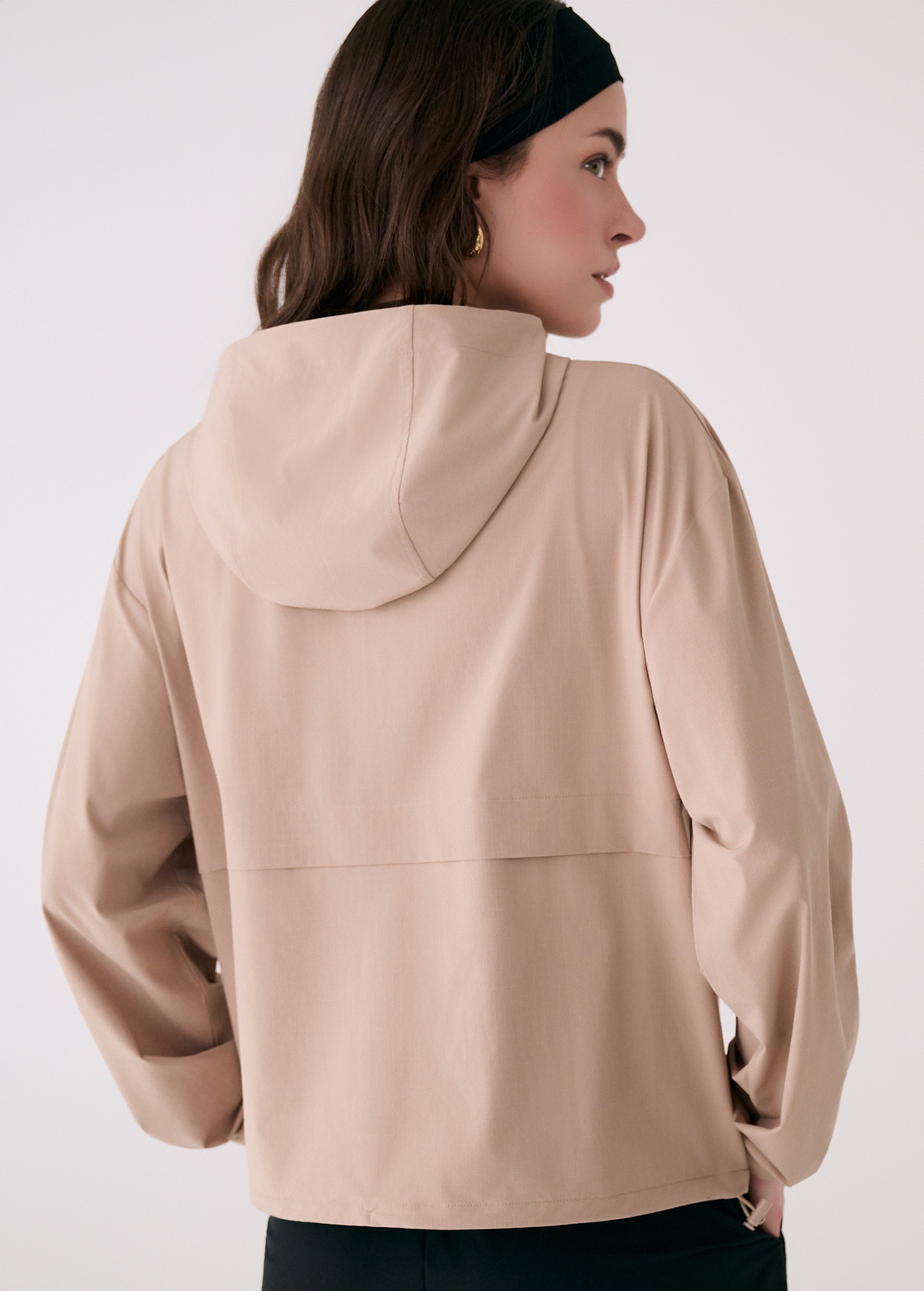 Lolë Sofia Anorak in Sandshell beige
