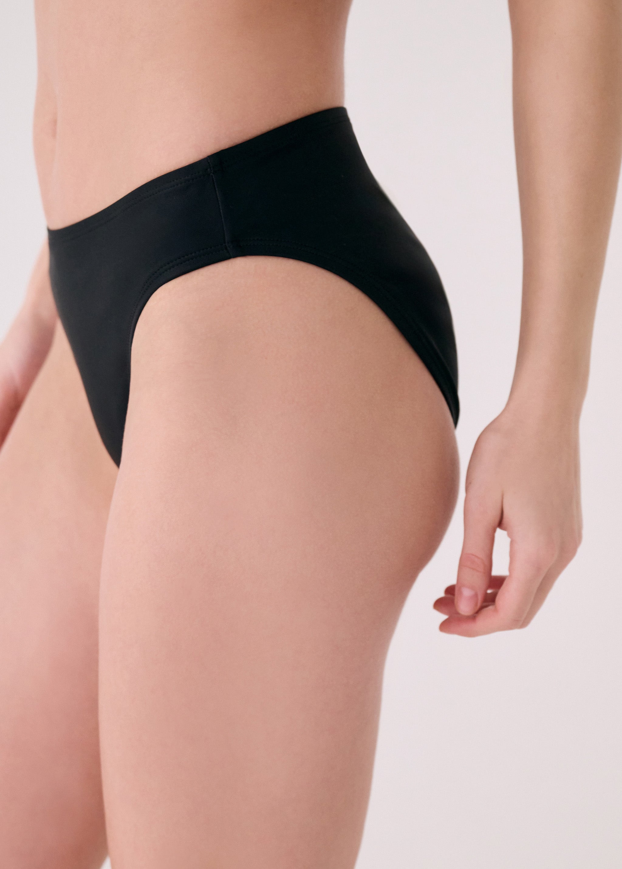 Lolë Ocean Bottom in black