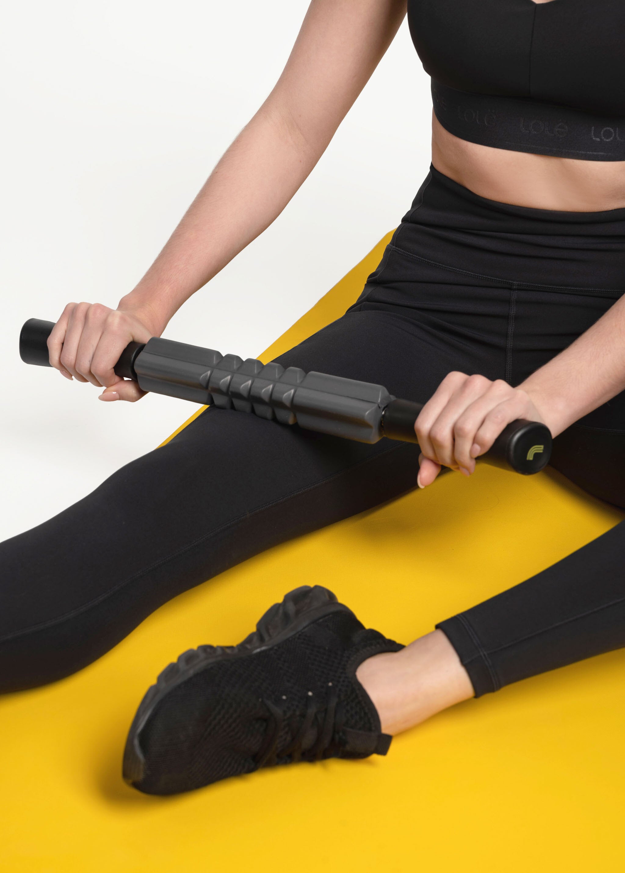 Lolë Massage Stick in Carbon black